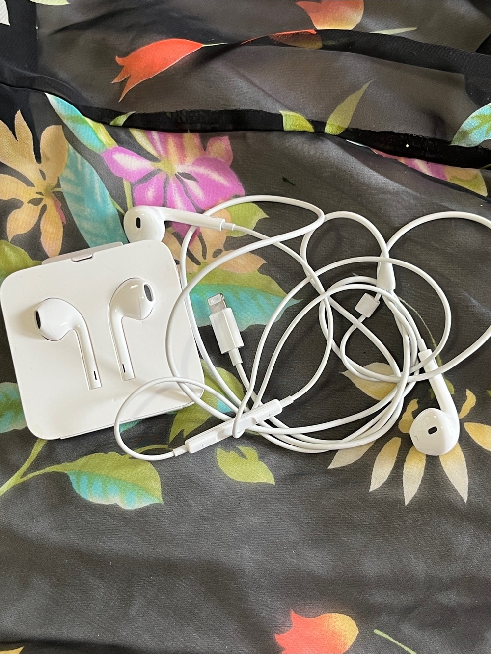 Apple White On-Ear EarPods with Lightning Connector and Inline Remote